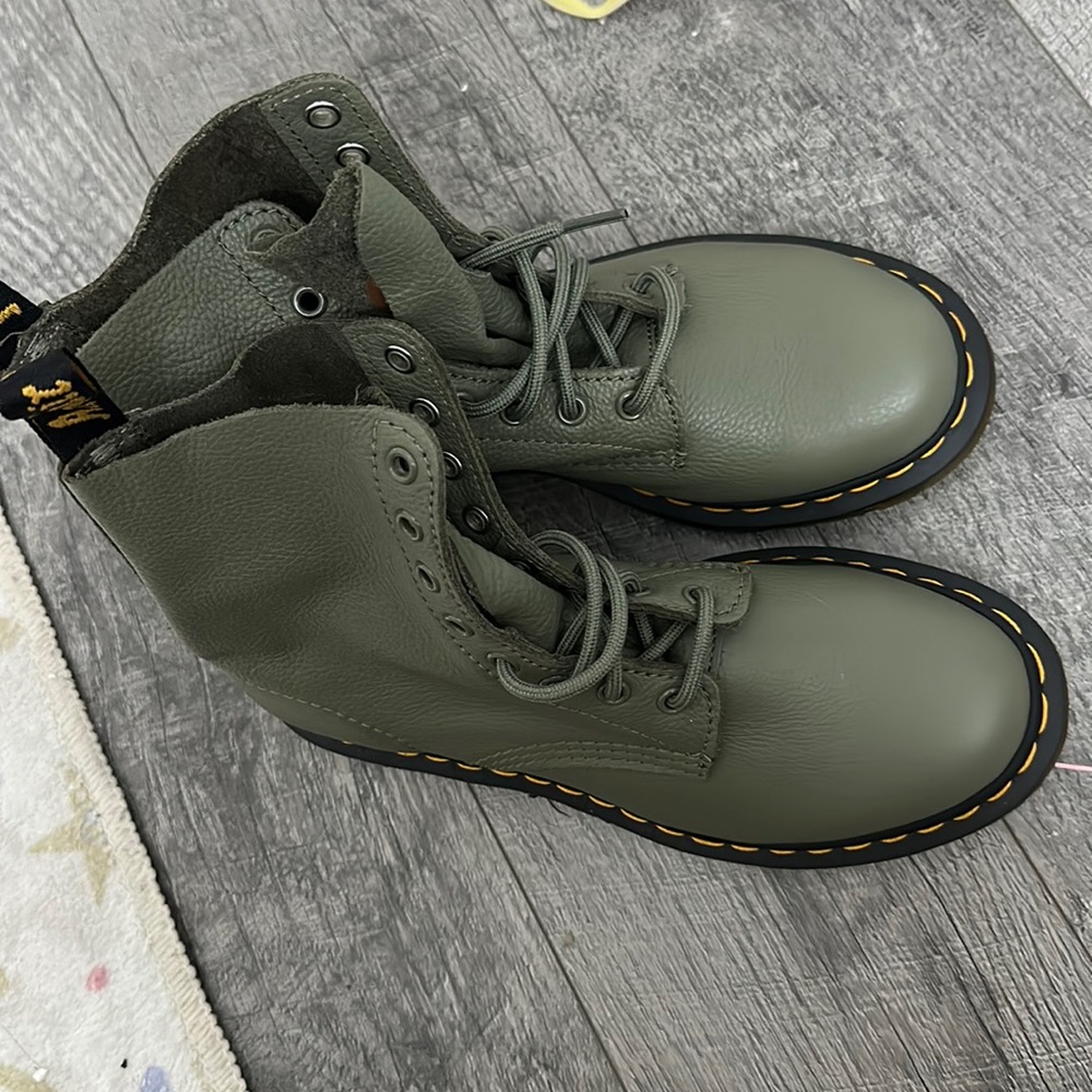 1460 Pascal Boots women size 8